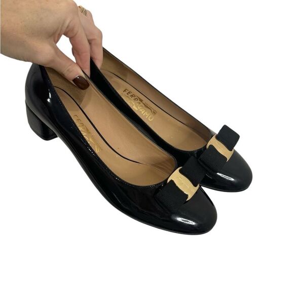 Salvatore FERRAGAMO VARA Low pumps in black patent leather - Picture 9 of 17